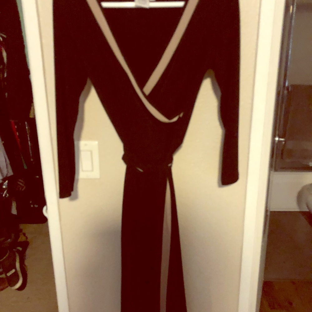 Wrap dress. Black and Tan